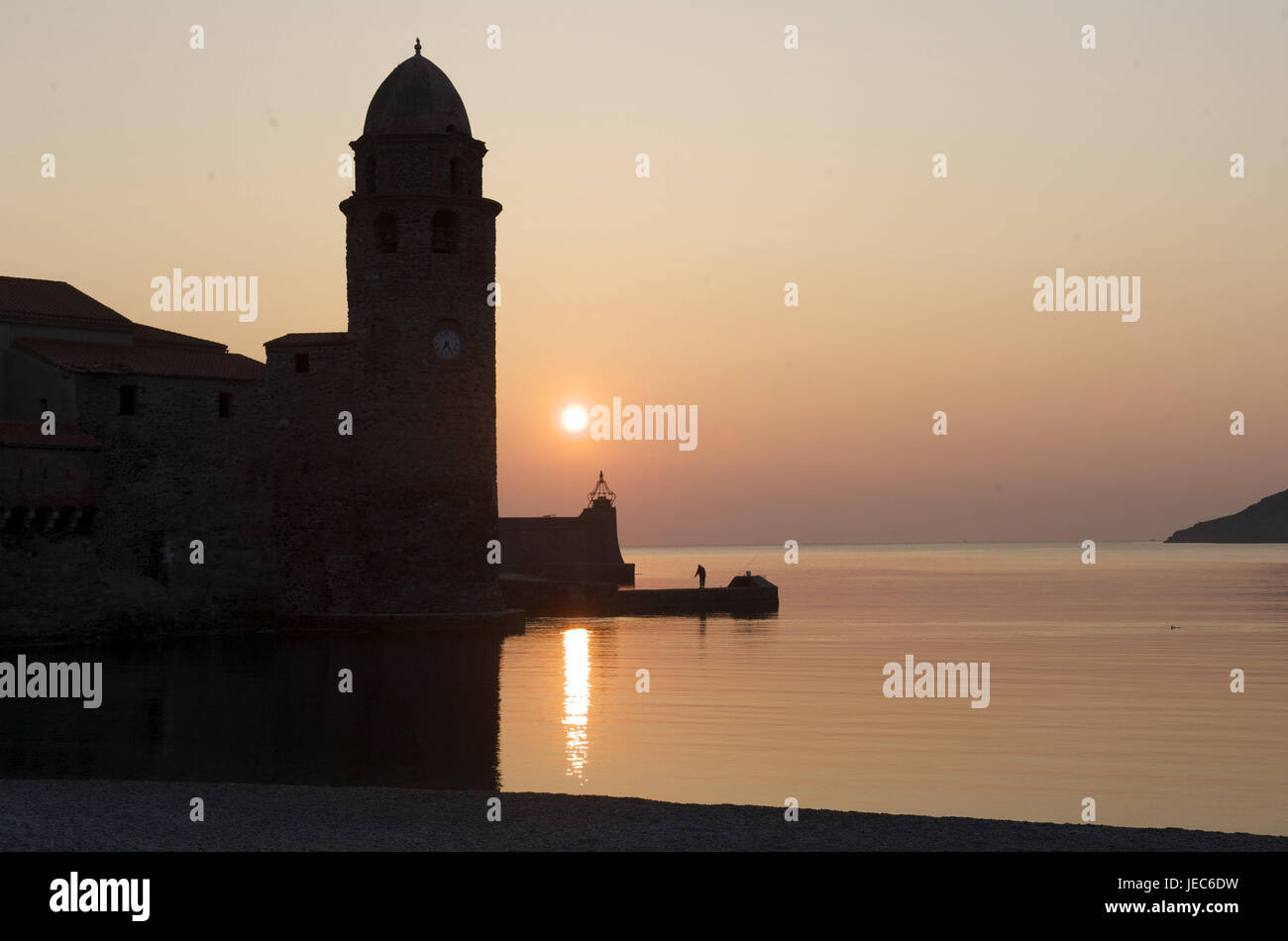 Europa, Frankreich, Collioure, die Kirche Notre-Dames-des-Anges bei Sonnenuntergang, Stockfoto