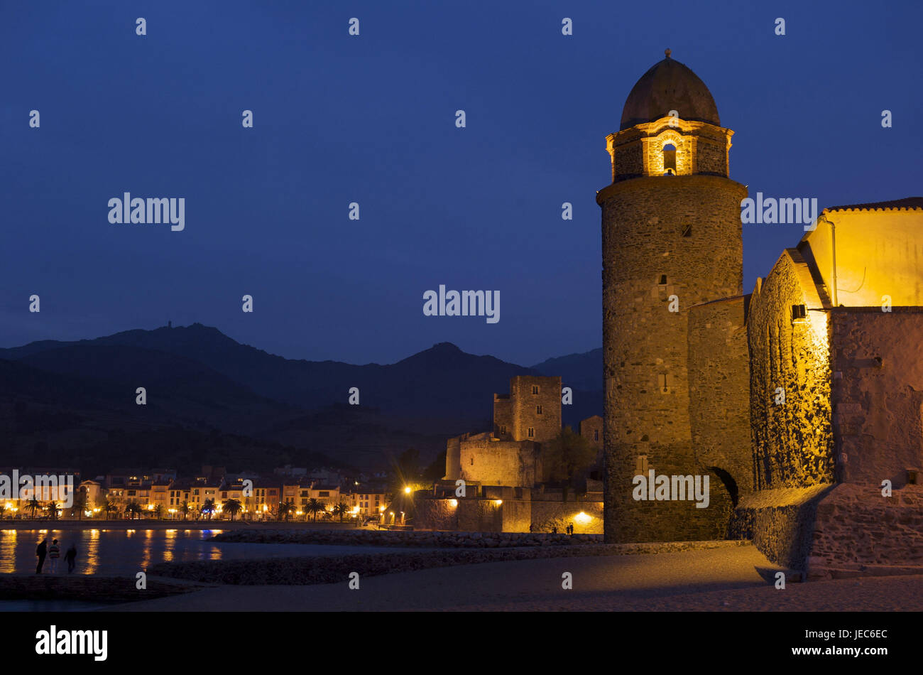 Europa, Frankreich, Collioure, Notre-Dames-des-Anges in der Nacht, Stockfoto