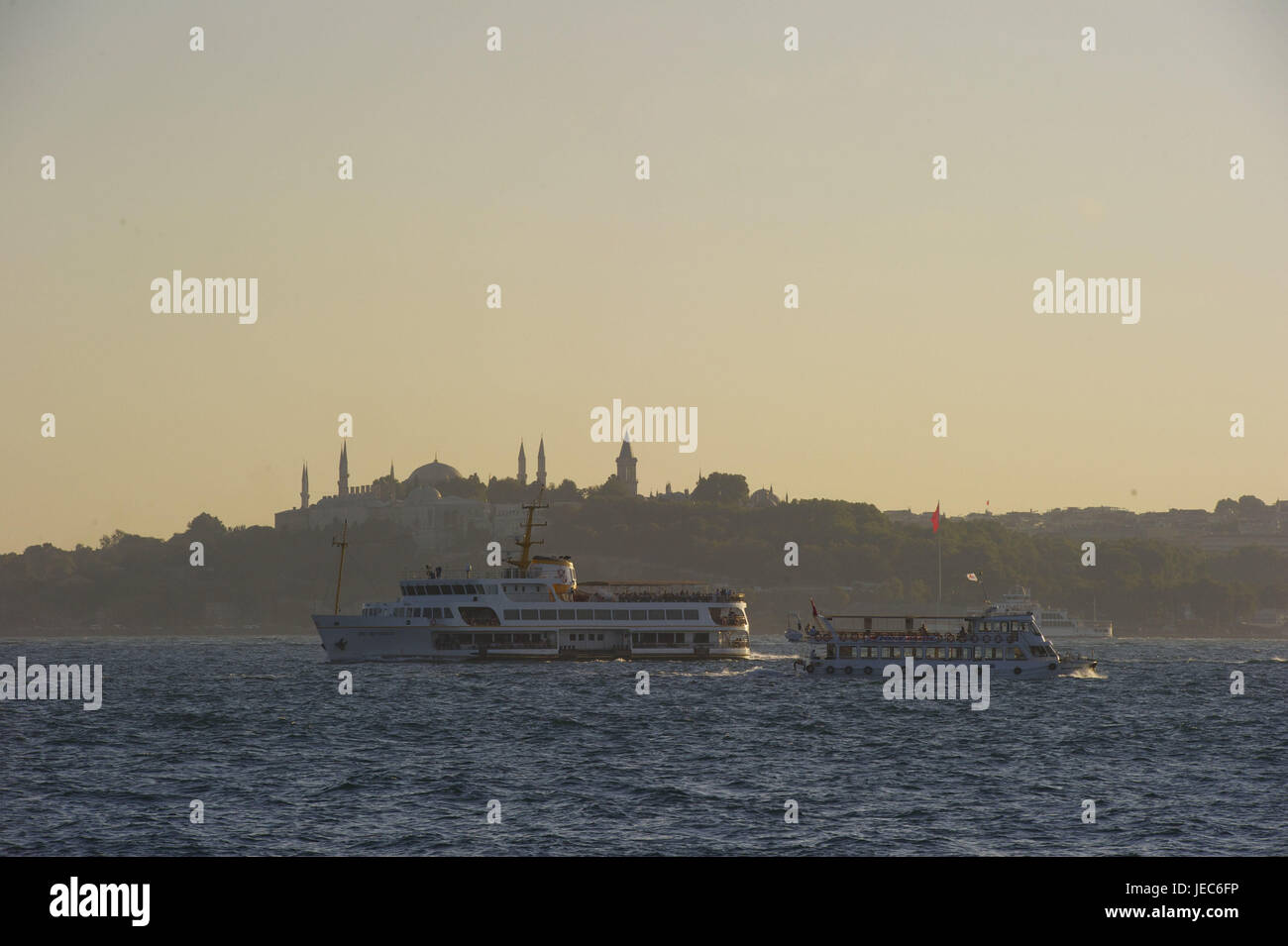 Türkei, Istanbul, Fähre am Bosporus im Abendlicht, Topkapi-Palast im Hintergrund, Stockfoto