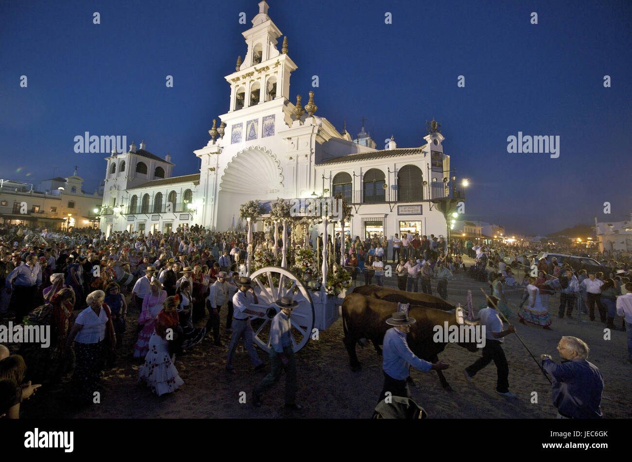 Spanien, Andalusien, el Rocio, Romeria, Prozession in der Nacht vor der Wallfahrtskirche, Stockfoto