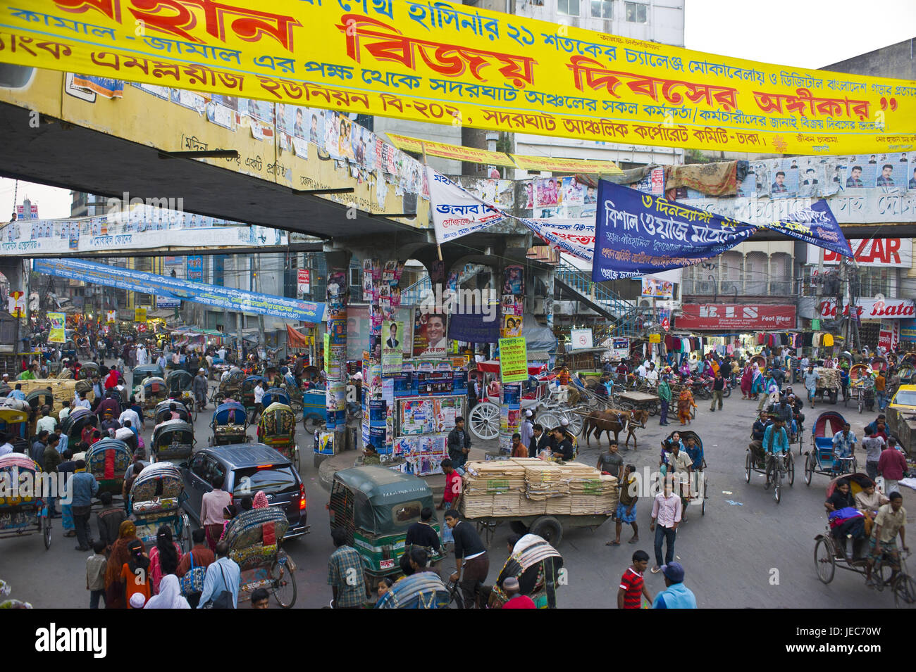 Engere Verkehr von Rikschas in Kreuzung in Dhaka, Bangladesch, Asien Stockfoto