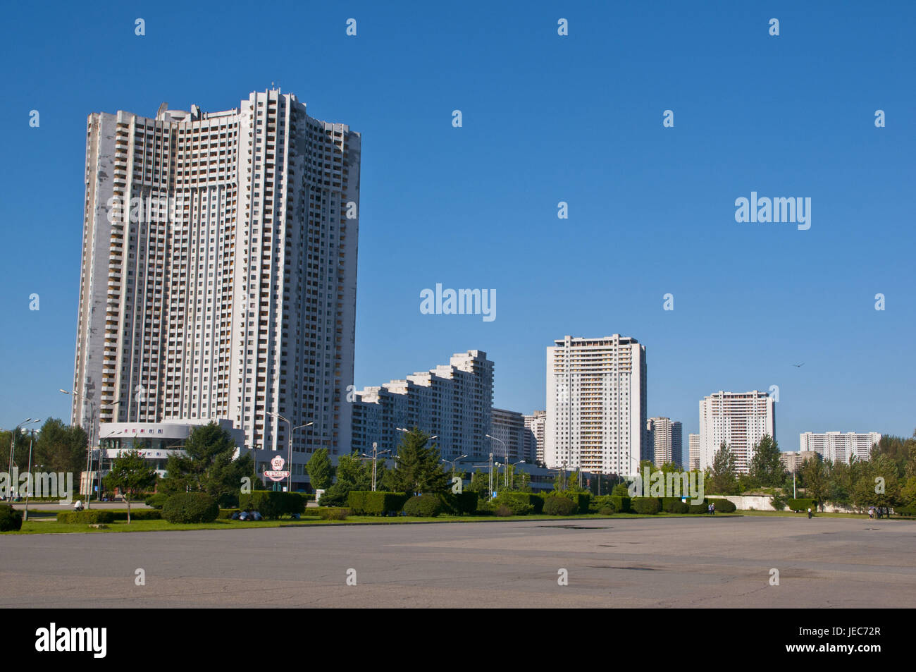 Satellitenstadt, Wohnblocks neben leeren Straßen, Pjongjang, Nordkorea, Stockfoto
