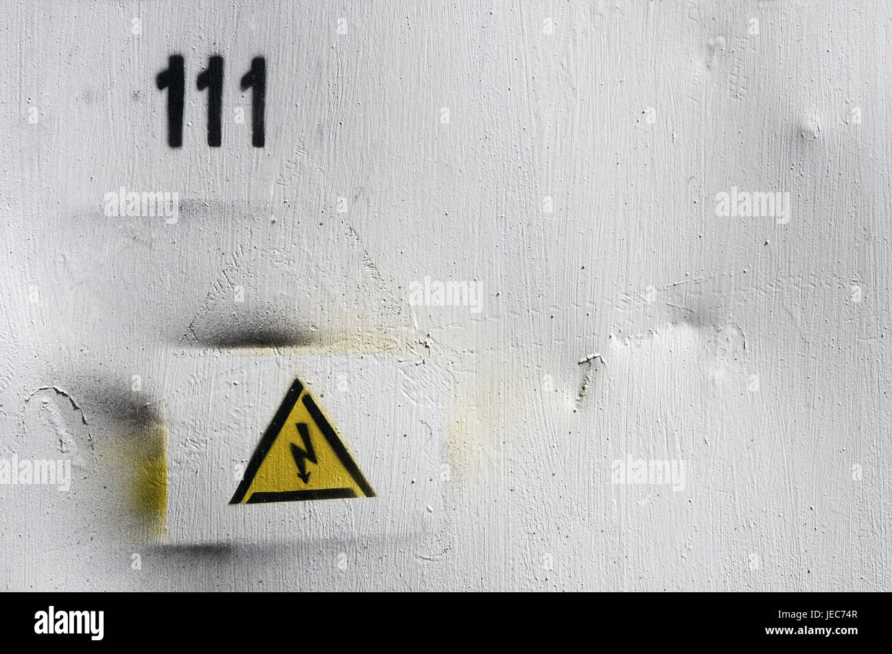 Wand ein Haus, Warnschild, Konzeption, Warnung, Wand, Box, Lautsprecher, Blitz, Anzahl, 111, Haus Nummer, Tipp, Tipp Warnung, Gefahr, Stockfoto