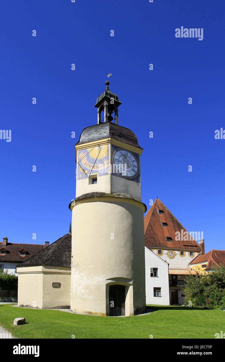 Deutschland, Bayern, Burghausen, Burg, Turm, Schlosspark, Schloss Hof, Europa, Himmel, blau, Uhr, Oberbayern, Ort von Interesse, Sommer, Stadt, Innenstadt, Tourismus, Architektur, Struktur, Gebäude, Reiseziel, Trinkhalle, clock Tower, Uhr, Sonnenuhr, Burg, Festung, Wahrzeichen, Himmel, blau, Stockfoto