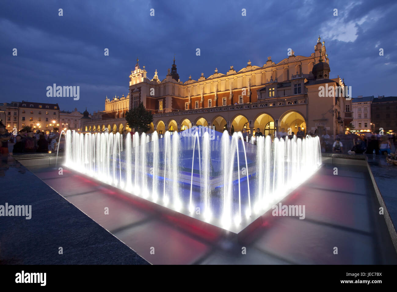 Krakau, Zentralmarkt, Sukiennice, Tuchhallen, Brunnen, Dämmerung, Stockfoto