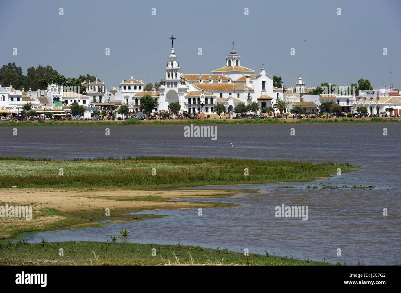 Spanien, Andalusien, el Rocio, Coto de Donñana, Blick über das Wasser auf dem Platz mit Wallfahrtskirche, Stockfoto