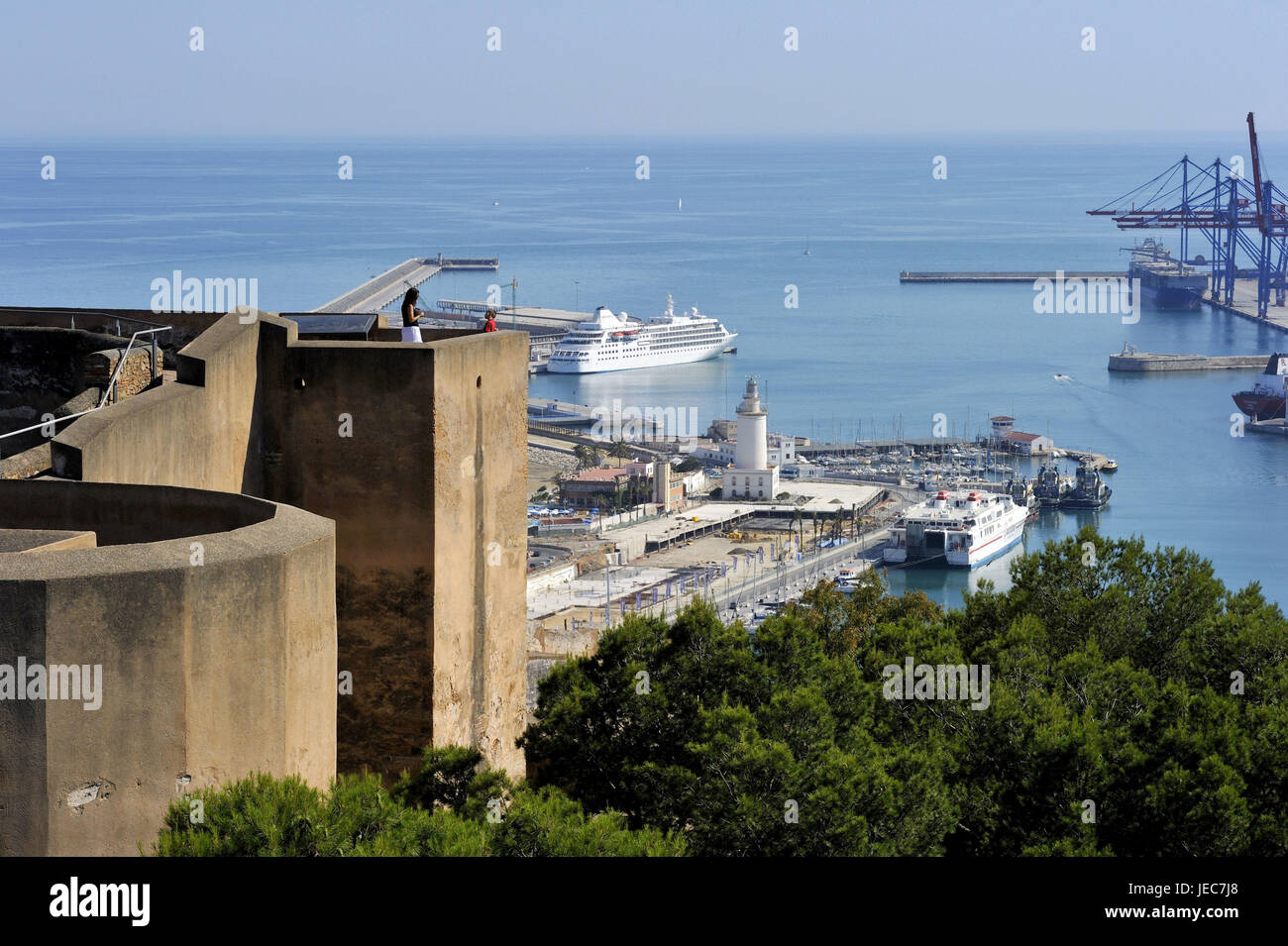 Spanien, Malaga, Blick auf die Festung Castillo de Gibralfaro am Hafen, Stockfoto