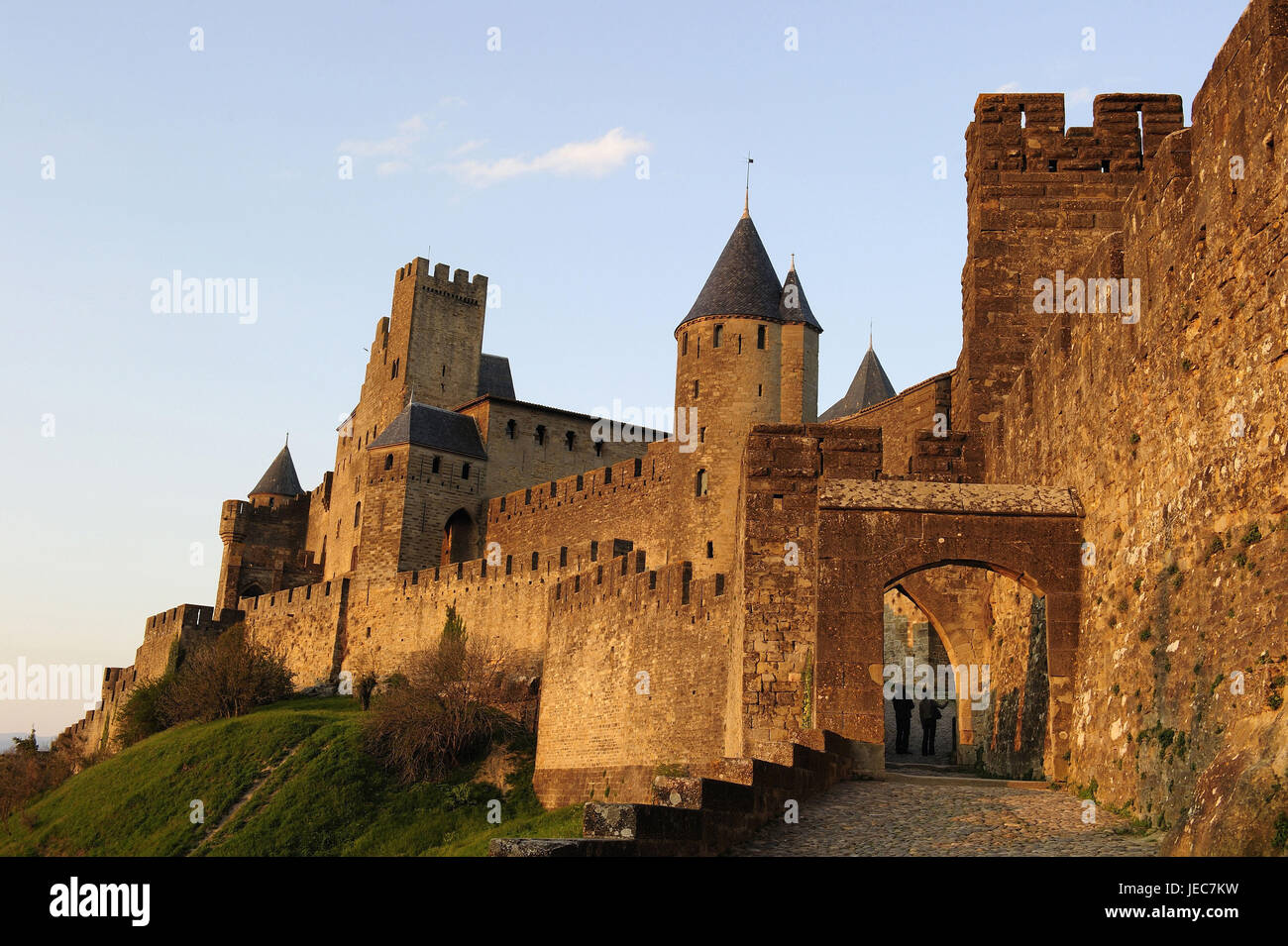 Frankreich, Region Aude, Carcassonne, Festung, Tor, Person im Hintergrund, Stockfoto