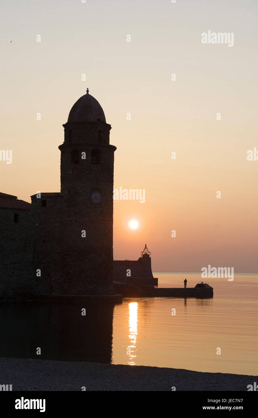 Europa, Frankreich, Collioure, die Kirche Notre-Dames-des-Anges bei Sonnenuntergang, Stockfoto