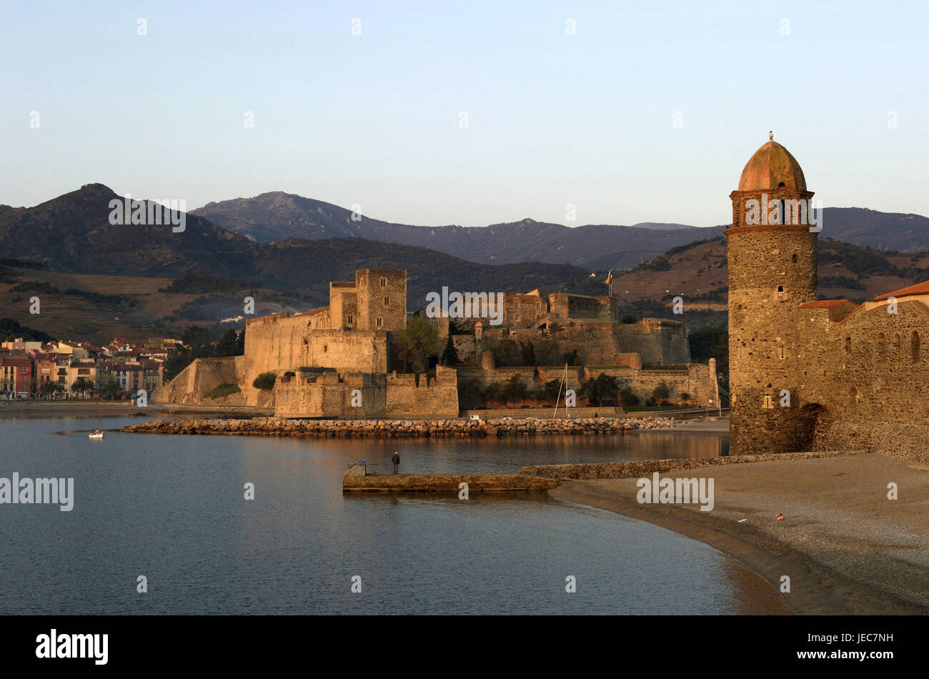 Europa, Frankreich, Collioure, Château Royal und Notre-Dames-des-Anges, Europa, Frankreich, Languedoc-Roussillon, Collioure, Département Pyrénées-Ost Ale, Tag, Farbbild, Person im Hintergrund, Angler, Haken, Architektur, Gebäude, Struktur, Strukturen, Schloss, Schlösser, traditionelle Kultur, Wasser, Wasser, Meer, Mittelmeer, Landschaft, Landschaften, Küste, Küstenlandschaft, Küstenlandschaften, Küsten, Ozean, Ozeane, Geographie, Reisen, Reiseziel, Urlaubsziel, Tourismus, Tourismus, Gemeinde, Pfarreien, Ort, Orte, Stadt, Städte , Blick auf die Stadt, Stadtansichten, Himmel, Küste, Königsburg, Burg, Stockfoto