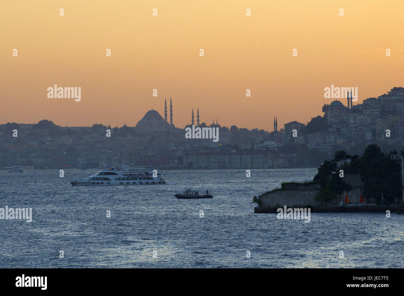 Türkei, Istanbul, Fähre am Bosporus im Abendrot, Stockfoto