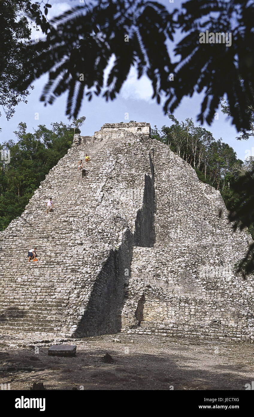 Mexiko, Halbinsel Yucatan, Coba, Pyramide, Ruine, Tourist, Mittelamerika, Ziel, Ort von Interesse, Tourismus, Kultur, Architektur, Überreste, Gebäude, Struktur, Maya, Aufstieg, Skala, Menschen, Besucher, im Außenbereich Stockfoto