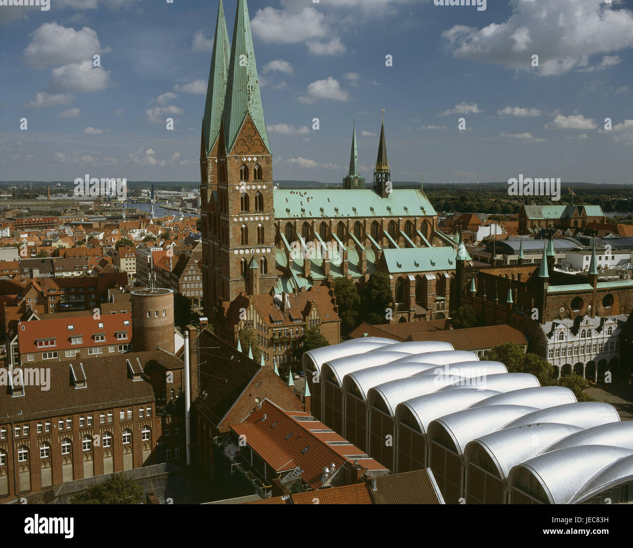 Deutschland, Schleswig - Holstein, Lübeck, Altstadt, Blick auf die Stadt, die Marienkirche, Abteilung Speichern Peek & Cloppenburg, Norddeutschland, Hansestadt, Altstadt-Insel, Stadt, Stadtübersicht, Strukturen, Architektur, historisch, Backsteinbau, Ziegel, sakrale Bau, Kirche, Ziegelstein gotisch, Dach, Dachkonstruktion, Gebäude, moderne, Kontrast, Sehenswürdigkeit, UNESCO-Weltkulturerbe, Stockfoto