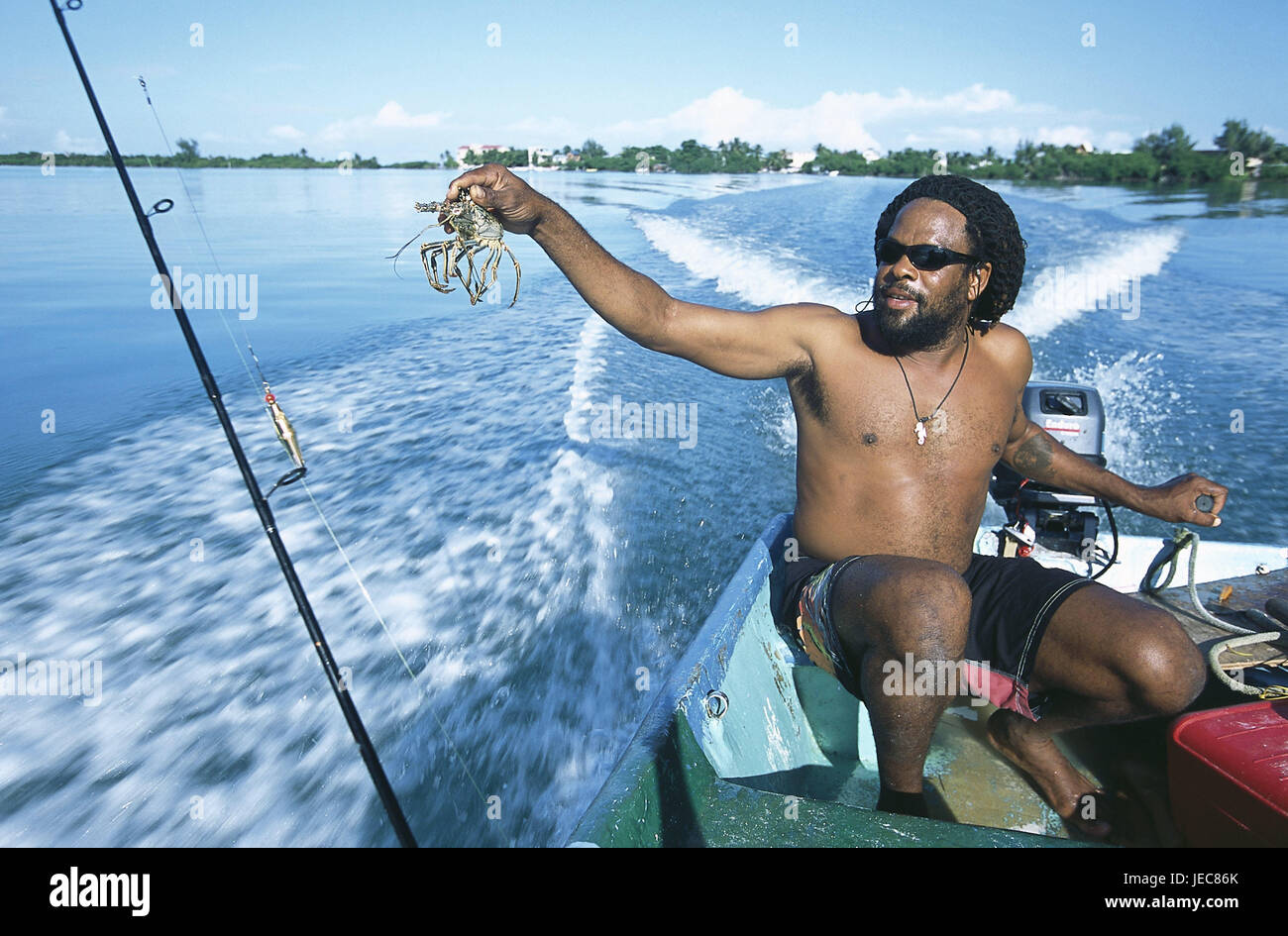 Belize, Insel Caye Caulker, Boot, Fischer, Krabbe, halt kein Model-Release, Mittelamerika, Leute, Mann, dunkelhäutigen, oberen Teil des Körpers frei, Lächeln, Bart, sonnig, draußen, Motorboot, Boot, Wasser, Meer, Scharnier, Meer Tier, Krustentier, Stockfoto