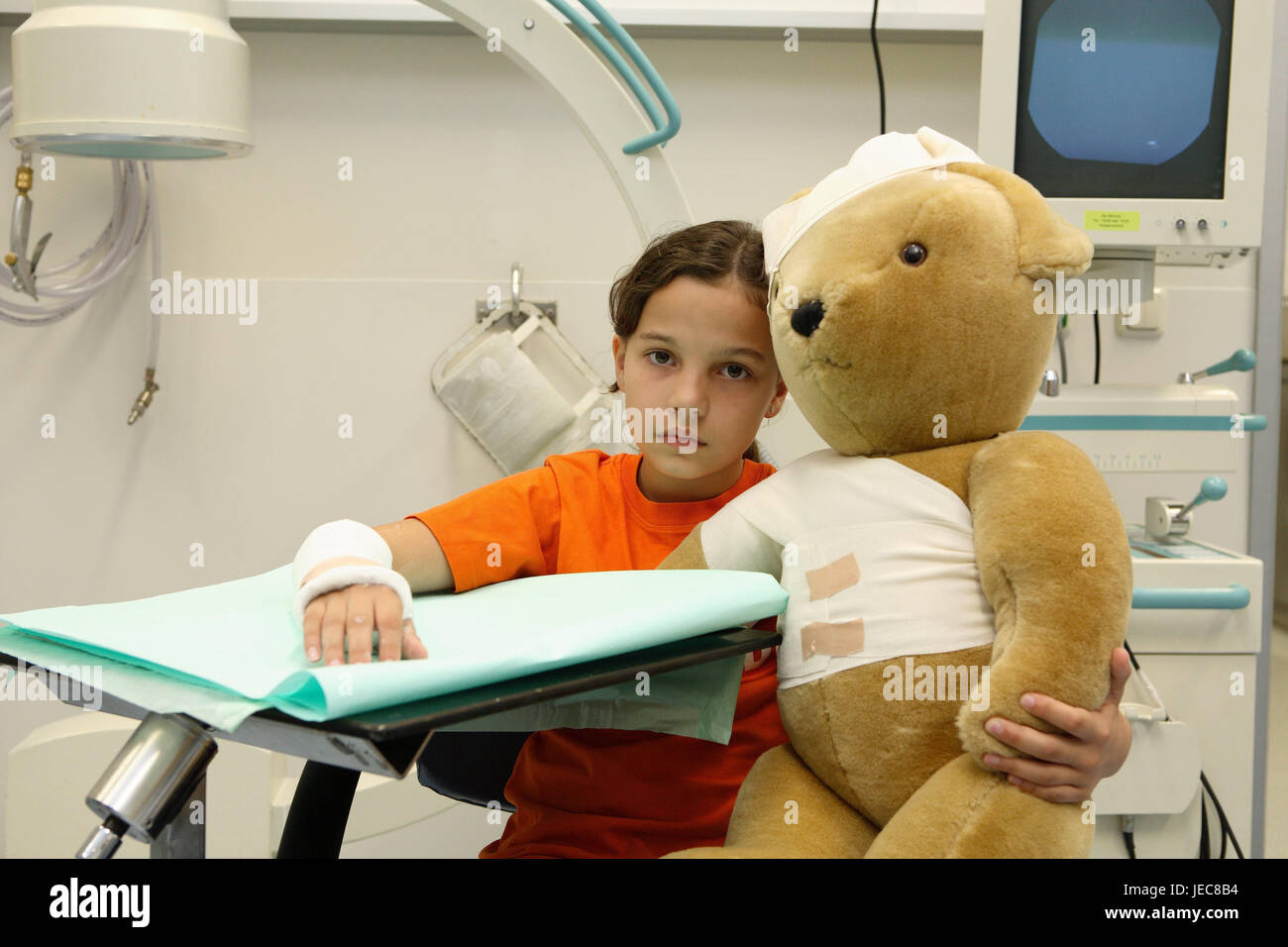 Untersuchungsraum, Patient, Klinik, Mädchen, ernst, Unterarm, Gips, halten, Teddybär, Verbände, Krankenhausaufenthalt, Kranken-Station, Kinderklinik, Kinderstation, Arztpraxis, Sit, Menschen, Kind, alleine, gemeinsam, krank, Fixs oben, Verein, Kopf Verbände, Kopfverletzungen, Verletzungen, Schmerzen, Einsamkeit, Sicherheit, symbolisch, leiden, Gemeinsamkeit, Naht, Convalescense, Heilung, Spielzeug, Lieblings-Spielzeug, Stofftier, Bär, Zuneigung, Trost, Vertrauen, Umarmung, Stick, Freund, Begleiter, Seele Tröster , arm Verletzungen, arm Bruch, Bruch, Unterarm Bruch, mutig, Stockfoto