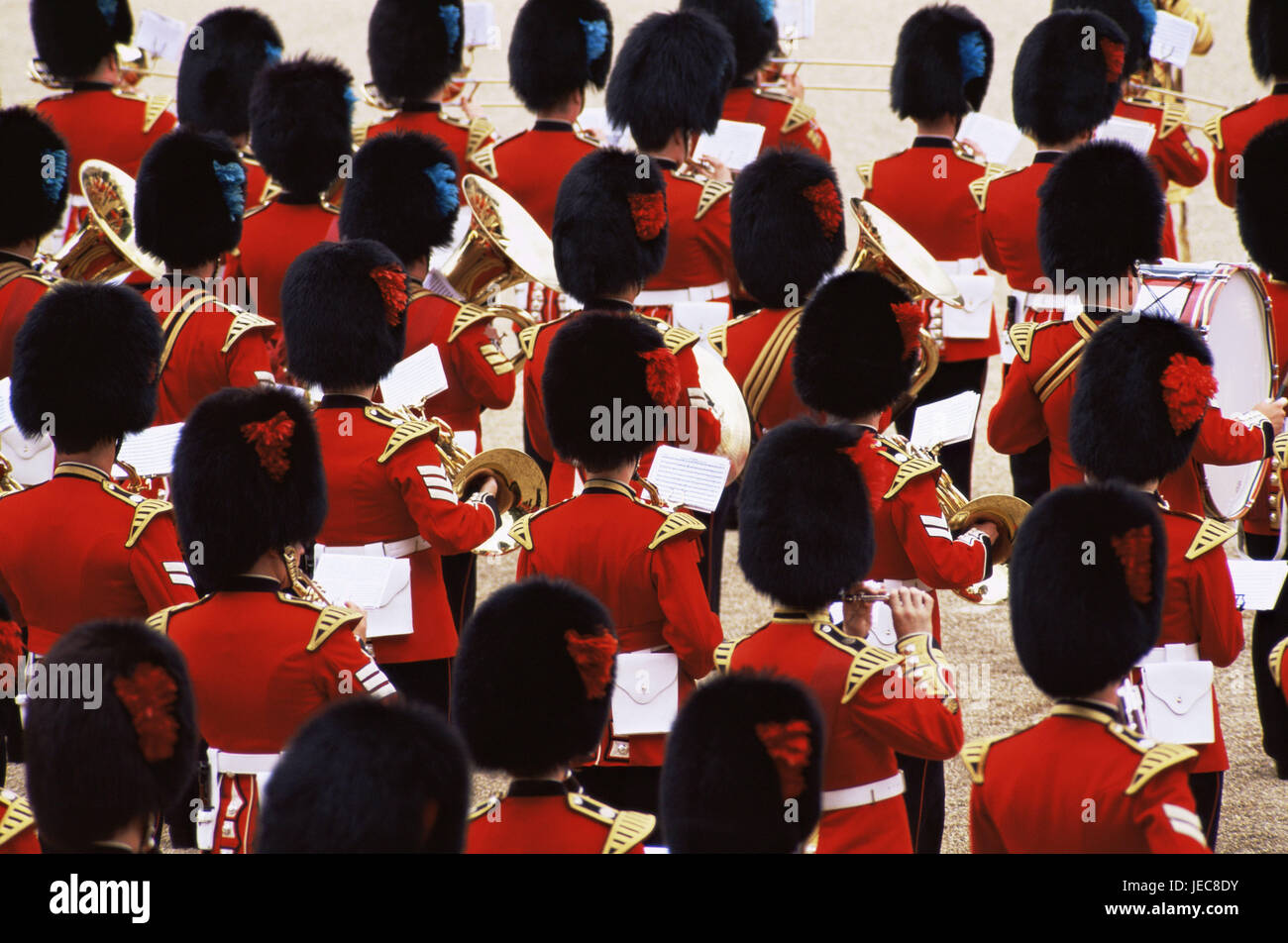 Großbritannien, London, Buckingham Palace, wach Schlüsselgeld, band, Ansicht von hinten, England, Kapital, sparen, Person, Männer, Guard, wachen, Royal, Wache, Soldaten, Männer, Uniform, Line-up, Zeremonie, Tradition, wach Soldat, Musiker, Musiker, Militär, military Band, Band, Sehenswürdigkeit, touristische Attraktion, Ort von Interesse, Icon, Disziplin, Pride, Bestellung, Vertretung, Stockfoto