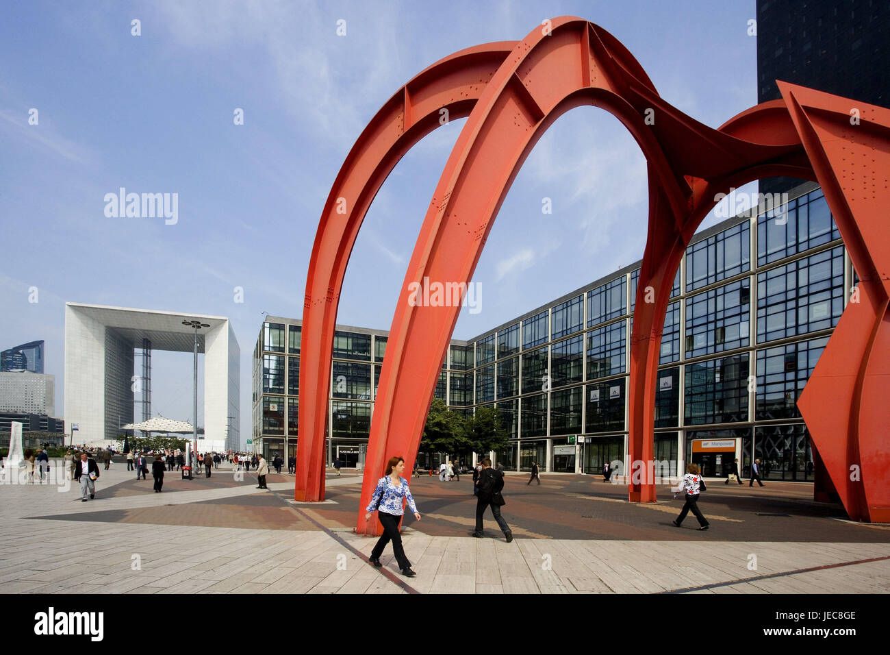 Frankreich, Paris, Teil der Stadt von La Defense, Grand Arch De La Defense, Square, Tourist, Skulptur "L'araignee von Rouge", Hauptstadt, vierte, Business Zentrum, Büro vierte, Gebäude, Architektur, modern, futuristisch, Ort von Interesse, Reiseziel, Tourismus, Person, Eisen Skulptur, Kunst, große Kunststoff, große Skulptur, "stabil", Kunst, St. Stockfoto