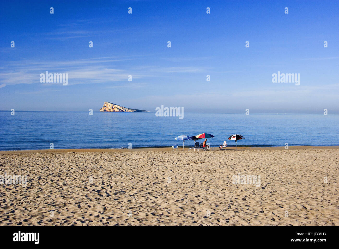 Spanien, Alicante, Costa Blanca, Benidorm, Strand, Blick aufs Meer, Felsen-Insel, Küste, Küstenregion, Strand, Sandstrand, Bildschirme, Sonnenschirme, Stühle, Liegestühle, Menschen, Badende, Entspannung, Ruhe, Ruhe, nehmen Sie es einfach, Zeit, Urlaub, Freizeit, Strandurlaub, Sommerurlaub, Meer, Ziel, Tourismus, Stockfoto