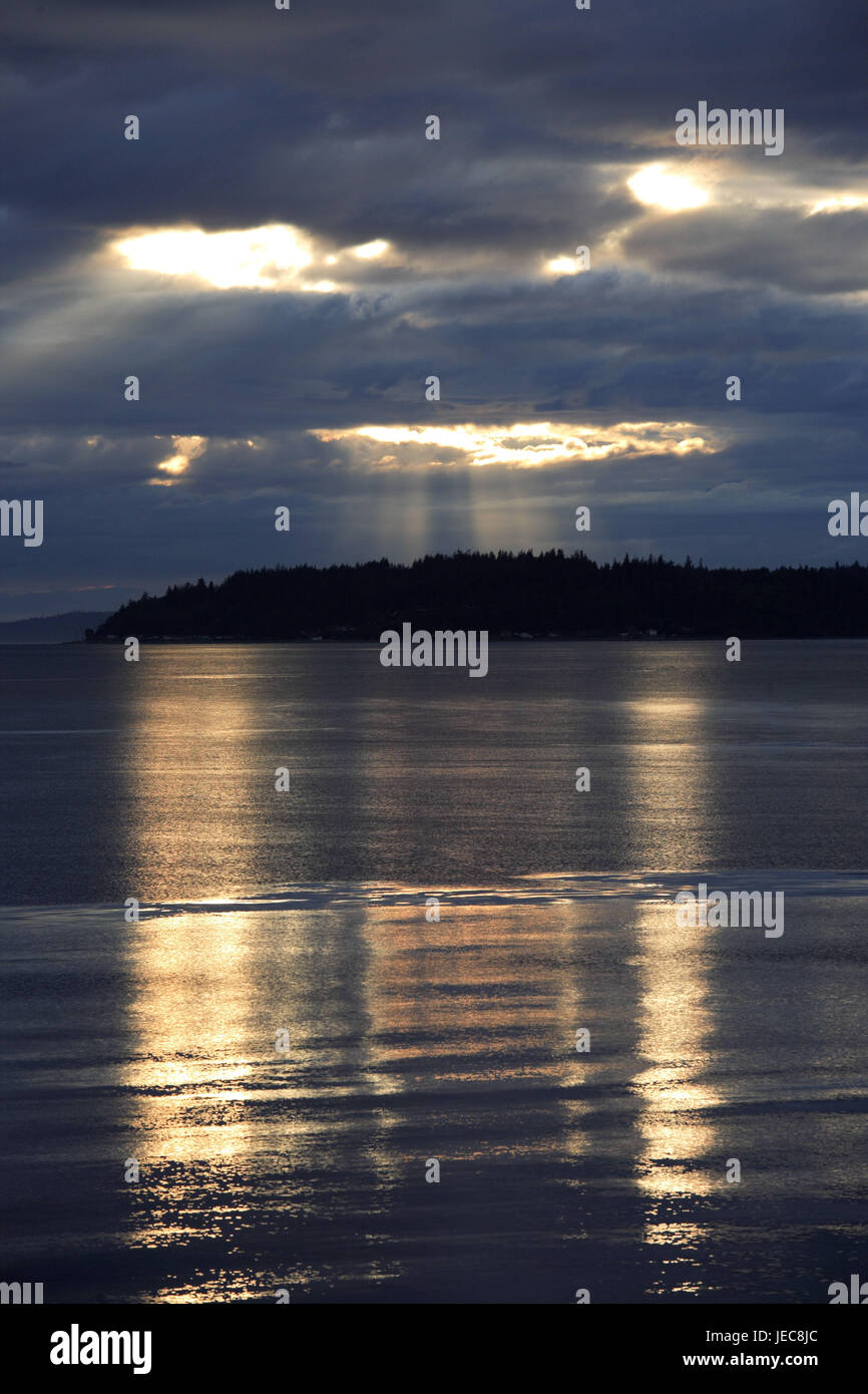 Kanada, British Columbia, Vancouver Island, Johnstone Strait, Wolken, Sonne, Silhouette, Drama, Stockfoto