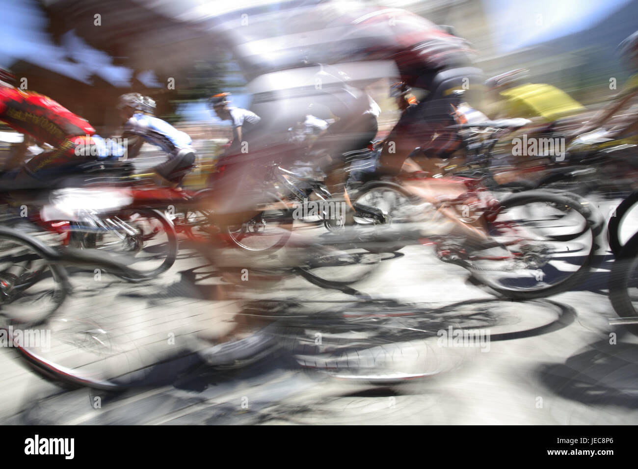 Radeln Sie, Rennen, Mountainbiker, Go, Unschärfe, Rennen, Mountainbike-Rennen, Radrennen, Mountain-Bike-Etappenrennen, Radfahrer, Mountain-Bike-Fahrer, Mountainbikes, Straße, fahren Sie Fahrrad, Icon, Dehnung, Kraft, Zustand, Ausdauer, Sportler, Sport, Radfahren, Freizeit, Hobby, Aktivität, Geschwindigkeit, Sommer, Stockfoto