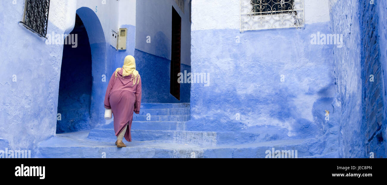 Marokko, Chefchaouen, Wohnhäuser, Treppen, Frau, Rückansicht, Afrika, Haus, Gebäude, Mauern, Fassade, Baustil, Architektur, Sehenswürdigkeit, außen, Eingang, Durchgang, Lane, Person, einheimischen, Kopftuch, Ganzkörper, Stockfoto