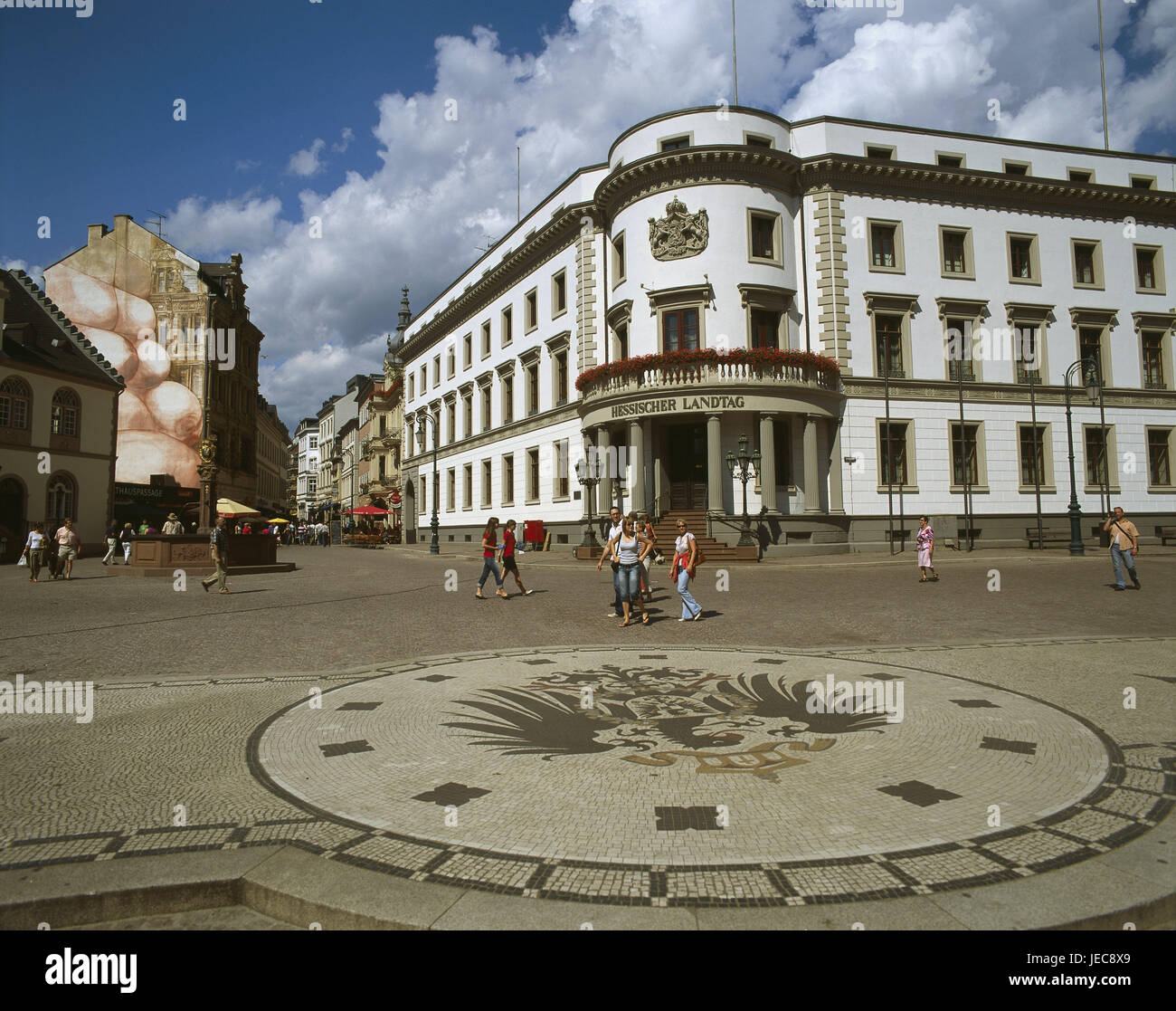 Deutschland, Hessen, Wiesbaden, Schlossplatz, Stadt Schloss, Hessischer Landtag, Bodenmosaik, Passanten, Stadt, Altstadt, Blick auf die Stadt, Marktplatz, Gebäude, historisch, Baustil, Klassizismus, Eingang, Eckhaus, Architektur, Kopfsteinpflaster, Mosaik, Wappen, Stadtwappen, Wappen Mosaik, Nassau-Provinz Wappen, Hoheit des Charakter, Verkehrsinsel, Ort von Interesse, Person, Sommer, Stockfoto