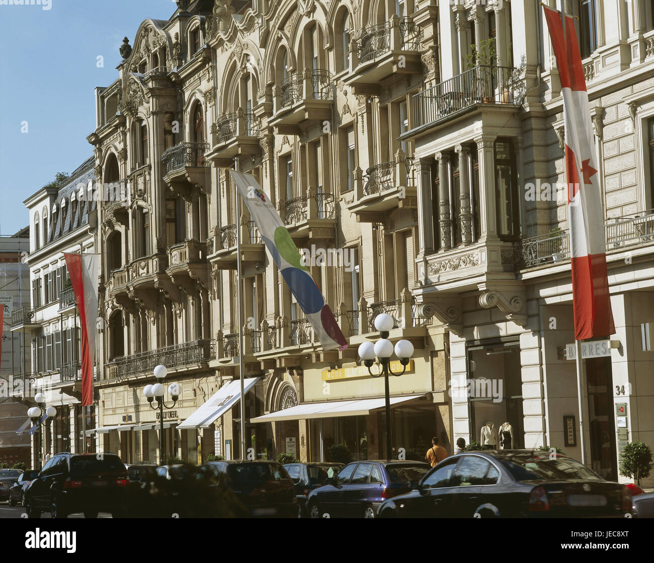 Deutschland, Hessen, Wiesbaden, Wilhelmstraße, Stadt, Blick auf die Stadt, Fahnen, Häuser, Terrasse, Hausfassade, Wohnhäuser, Geschäfte, Geschäfte, Gebäude, historisch, Fassaden, Fahnen, Architektur, Frühzeit, Architektur, Boulevard, Boulevard, Sehenswürdigkeit, draussen, Stockfoto