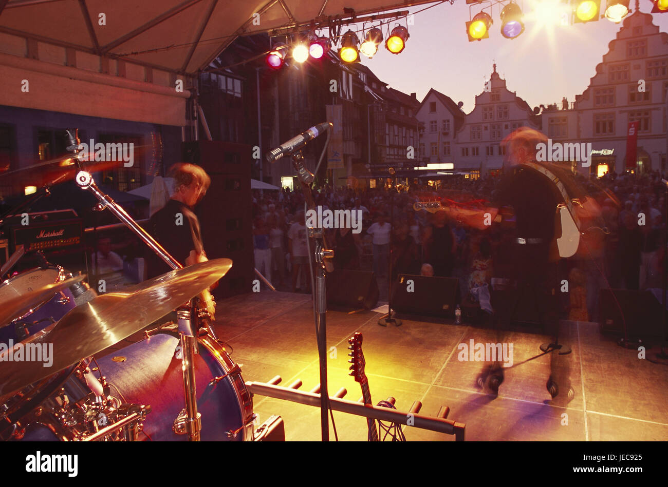 Drängen sich Deutschland, North Rhine-Westphalia, Lemgo, Marktplatz, Filmset, Schnur, Konzert, Abend, Westfälische, Stadtzentrum, Platz, Gebäude, Häuser, Menschen, Musiker, Zuschauer, Zuhörer, Publikum, Leute, Musik Schnur, Soulfood, Musik, live-Musik, Event, auftritt, fest, Feier, Motion Blur, Dämmerung, im Außenbereich Stockfoto