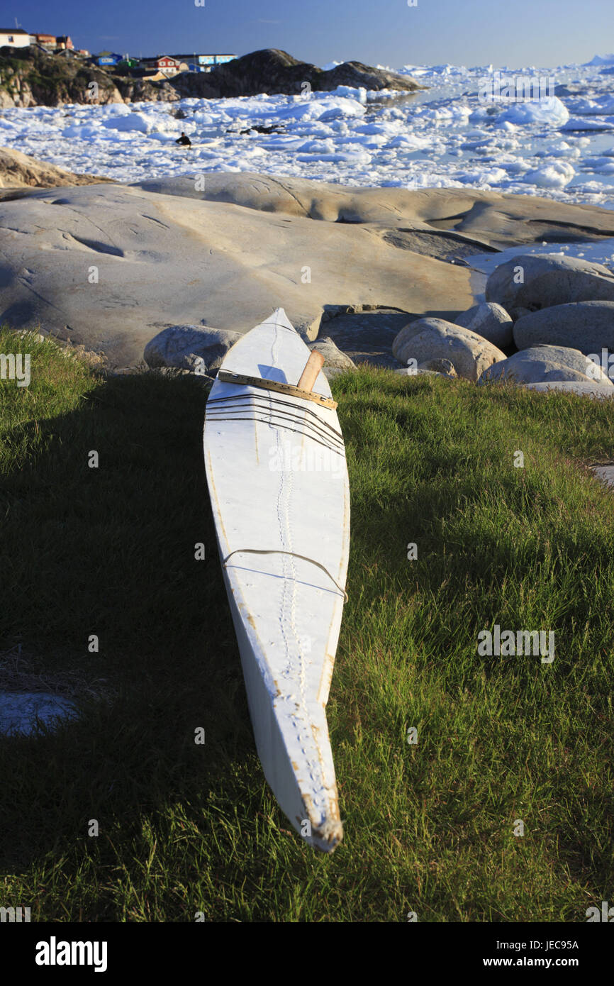 Grönland, Disko-Bucht, Ilulissat, Kajak, Fjord, Eisschollen, Westgrönland, Ufer, Küste, außen, Wasser, Meer, Arktis, Eis, Treibeis, Boot, Felsen, Wiese, Hintergrund, Häuser, Kayakists, Inuit, Stockfoto