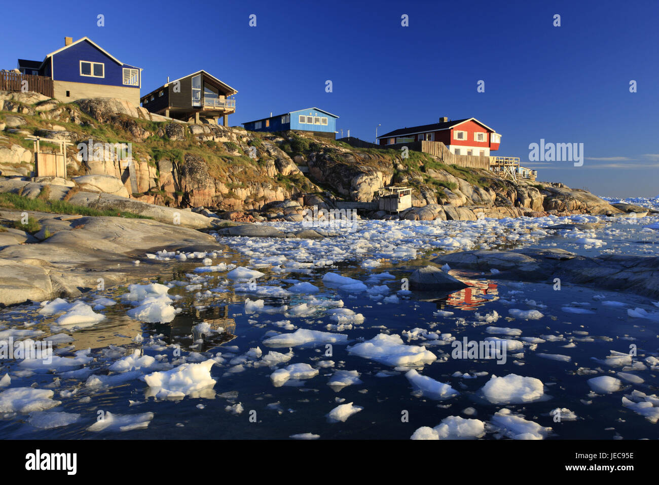 Grönland, Disko-Bucht, Ilulissat, Holzhäuser, Fjord, Eisschollen, Westgrönland, Ufer, Küste, draußen, menschenleer, Wasser, Meer, die Arktis, Eis, Treibeis, Wohnhäuser, Blick auf die Stadt, Rock, Galle Küste, kalt, eisig, Klimawandel, Spiegelung, Wasseroberfläche, Stockfoto