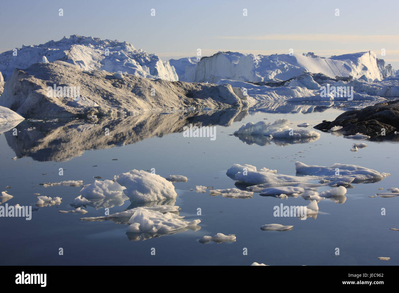 Grönland, Disko-Bucht, Ilulissat, Fjord, Eisberge, Böschung, Rock, Westgrönland, Eis, Gletscher, der Arktis, Sommer, Einsamkeit, menschenleer, Treibeis, Gletscher-Abbruch, Ilulissat-Eis Fjord, Eis-Fjord, UNESCO-Welterbe, Natur, Klimawandel, Spiegelung, Wasseroberfläche, Galle Küste Stockfoto