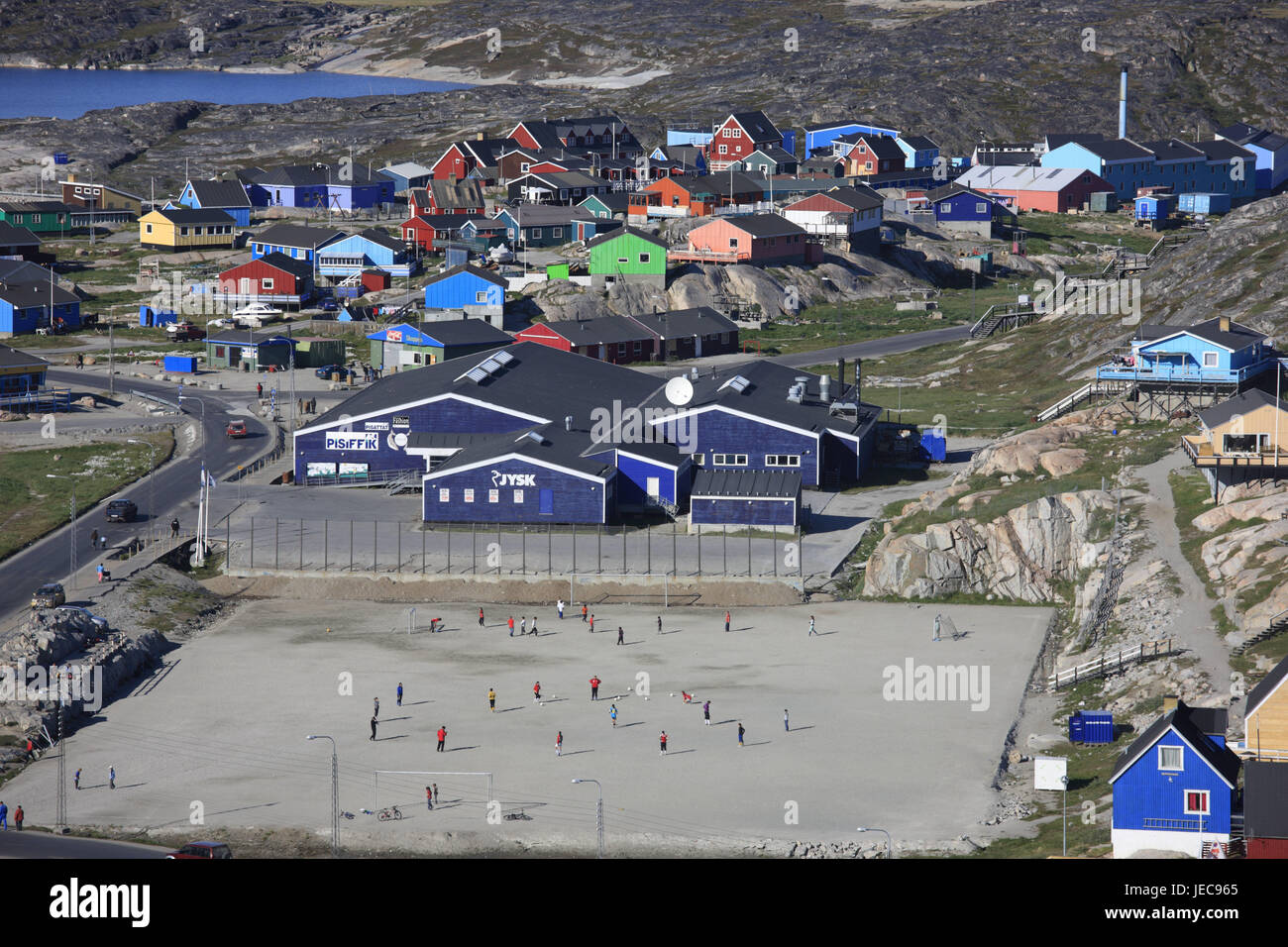 Grönland, Disko-Bucht, Ilulissat, Blick auf die Stadt, Holzhäuser, Fußball-Feld, Spieler, Westgrönland, draußen, die Arktis, Küste, Stadt, Architektur, Wohnhäuser, Holzhäuser, hell, Feld, Sportplatz, Sport, Sport, Person, Fußballspieler, Fußballspiel, Fußball, Stockfoto