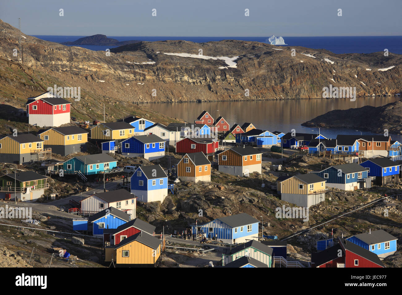 Grönland, Upernavik, Blick auf die Stadt, Häuser, Küstenlandschaft, Nordwest-Grönland, Arktis, Galle Küste, Küste, Felsen, Landschaft, Stadt, Wohnhäuser, Holzhäuser, Architektur, hell, Stockfoto