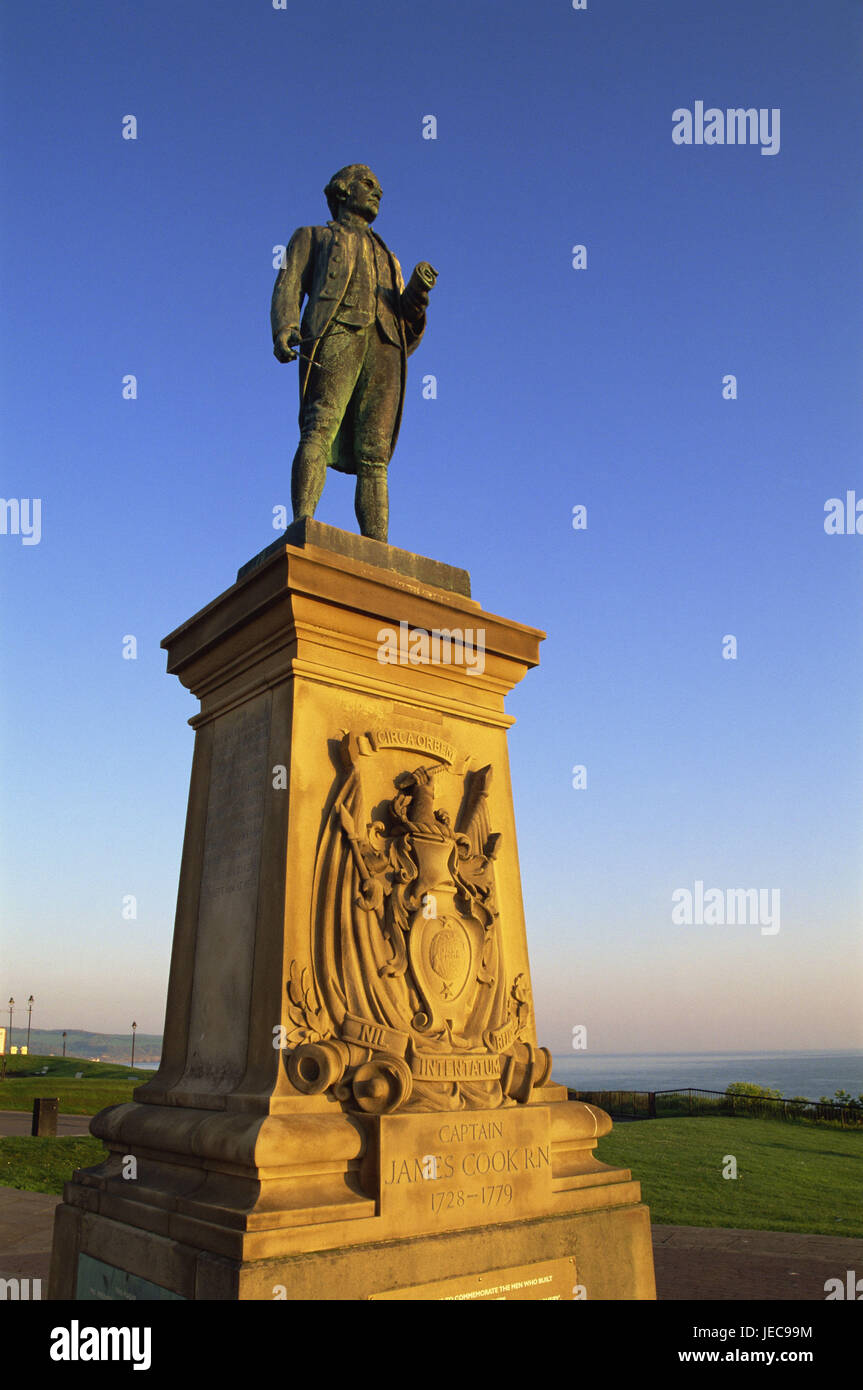 Großbritannien, England, North Yorkshire, Whitby, Statue von Captain Cook, Europa, Ziel, Ort von Interesse, Tourismus, Denkmal, Seemann, Standbild, abends Licht, Küste, Meer, Himmel, wolkenlos, menschenleer, historisch, Kultur, Stockfoto