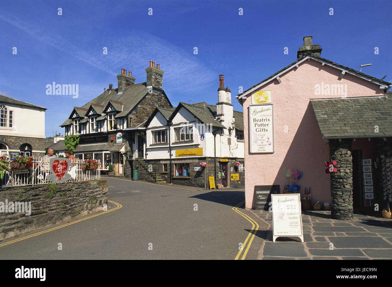 Großbritannien, England, Cumbria, Sole-Bezirk, Hawkshead, Zentrum, Häuser, Europa, Ort, Ziel, Ort von Interesse, Dorfstrasse, Gebäude, Architektur, Restaurant, Café, Terrasse, Besucher, Person, sonnig, draußen, Stockfoto