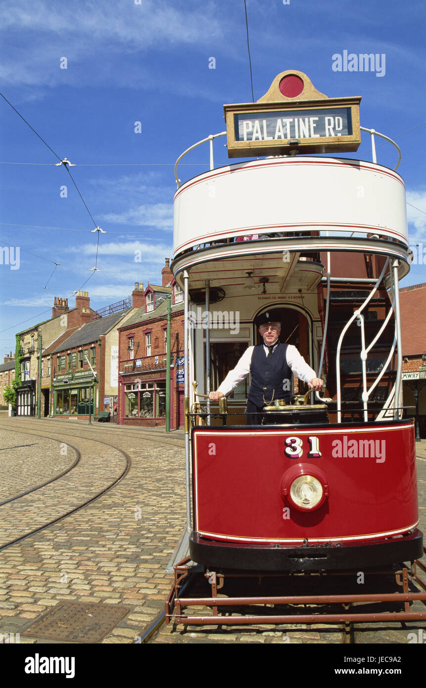 Großbritannien, England, Durham, Beamish, Freilichtmuseum, Haus Linie, Straßenbahn, Dirigent, kein Model-Release, Europa, Ziel, Ort von Interesse, Häuser, Gebäude, Architektur, Fassade, Backsteinbauten, historisch, Ziegel, Fassaden, Kopfsteinpflaster, Schienen, Straßenbahn, Geschäfte, außen, Leute, Mann, einheitliche, Open-Air-Museum, Stockfoto