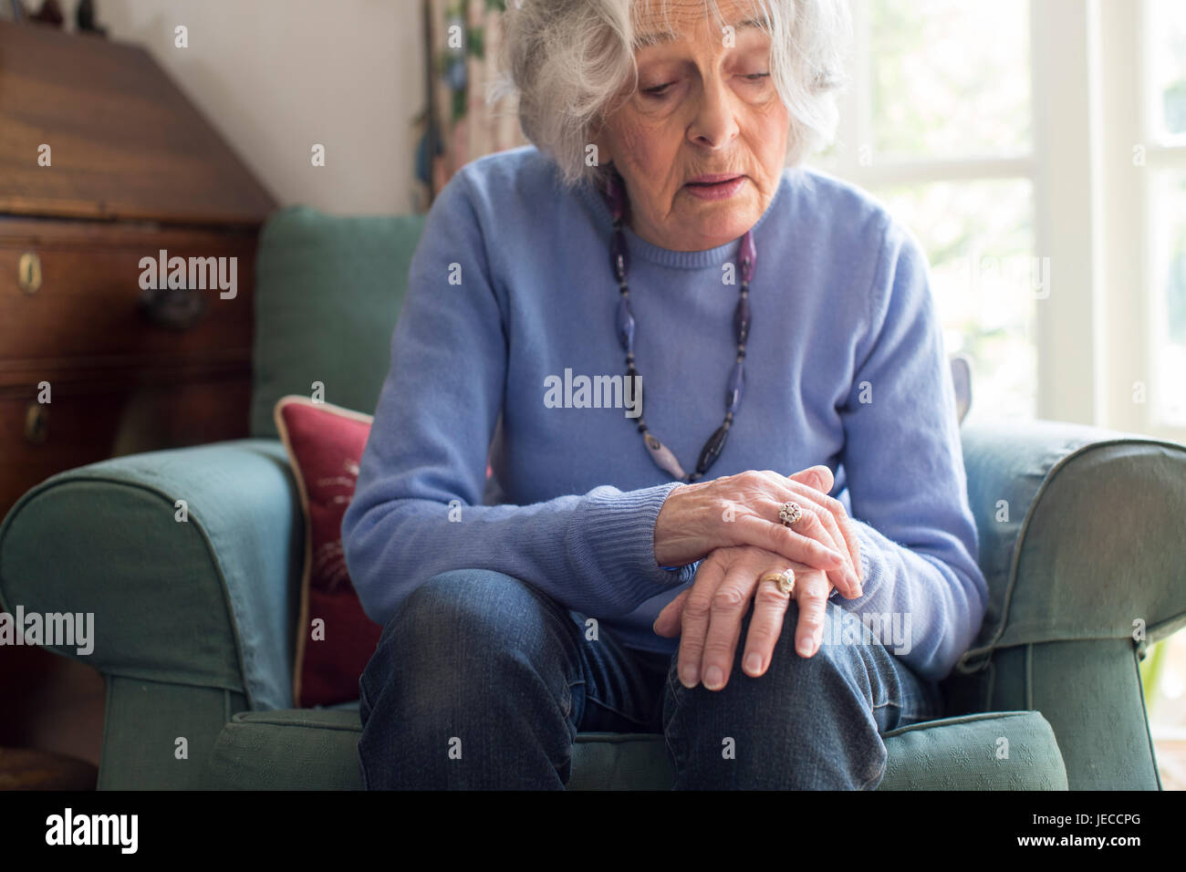 Ältere Frau leiden mit Parkinson Diesease Stockfoto