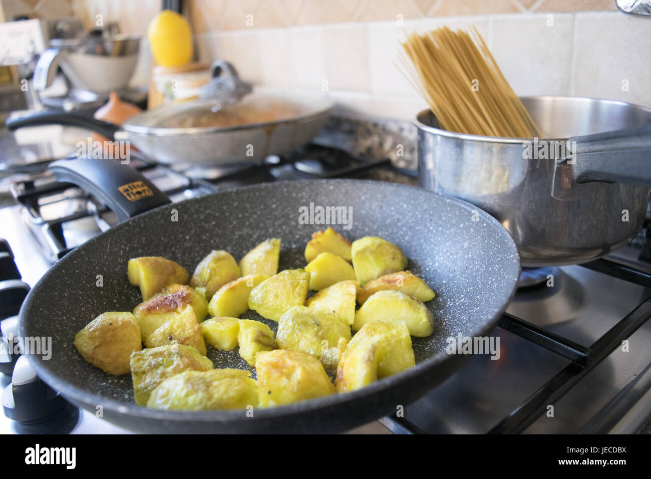 Stücke von Kartoffeln in der Pfanne Kochen Stockfoto