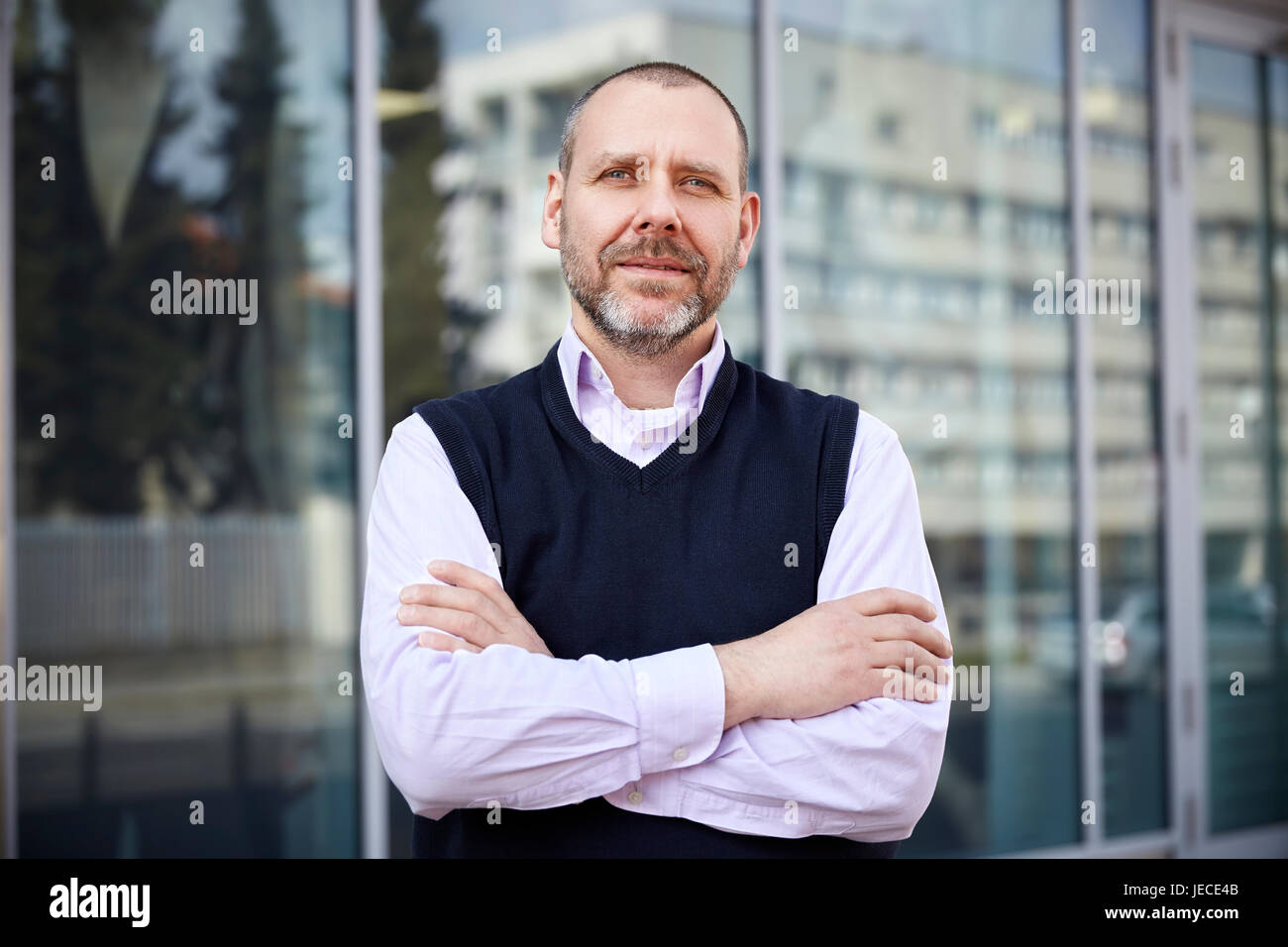 Applying Geschäftsmann stand vor seinem Büro. Stockfoto