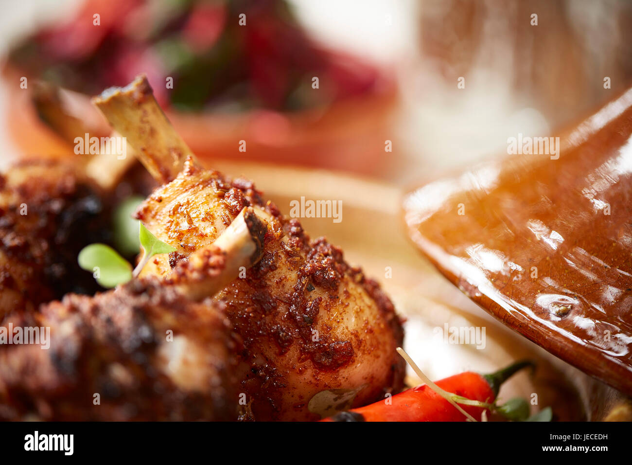 Chicken Chili Tomatenmark Tagine und rote Beete Krautsalat Stockfoto