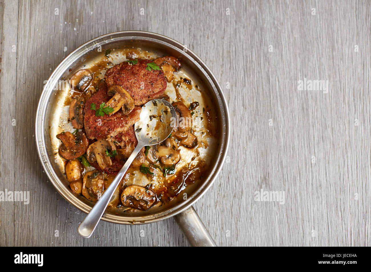 Schweinefleisch Wurst Pastetchen und Pilz warmes Frühstück im fryingpan Stockfoto