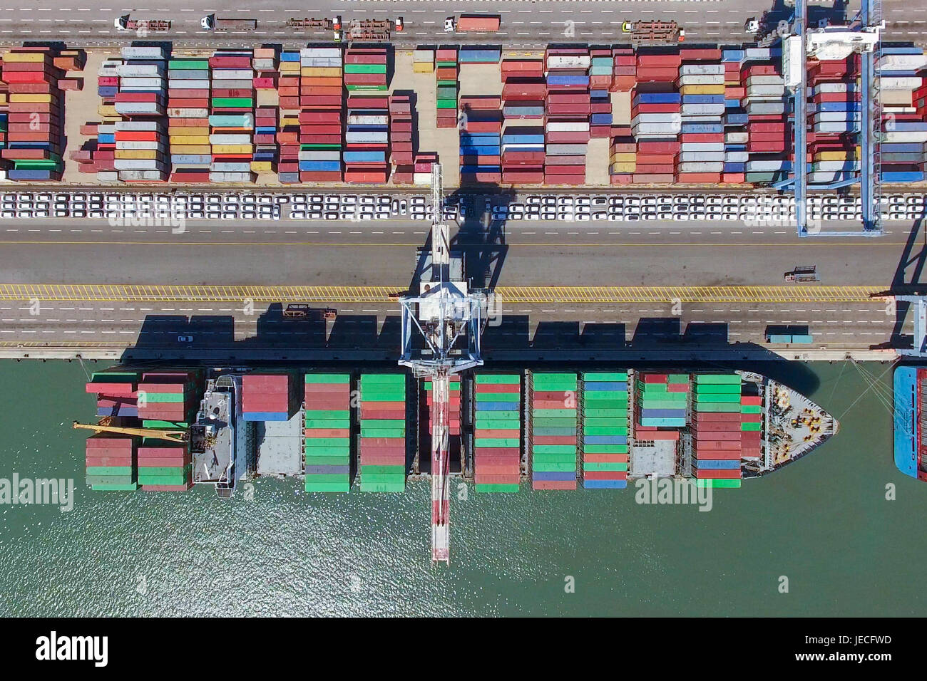 Handelshafen mit containerschiff - von oben nach unten Luftbild. Stockfoto
