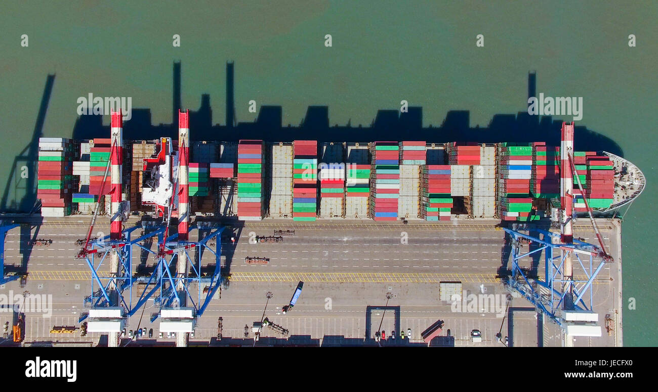 Handelshafen mit containerschiff - von oben nach unten Luftbild. Stockfoto