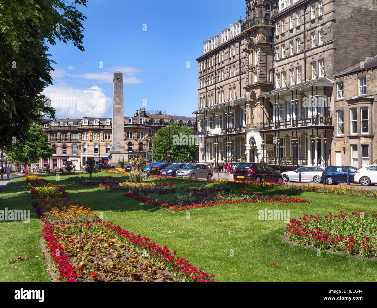 War Memorial und die Yorkshire-Hotel am Westpark in Harrogate North Yorkshire England Stockfoto
