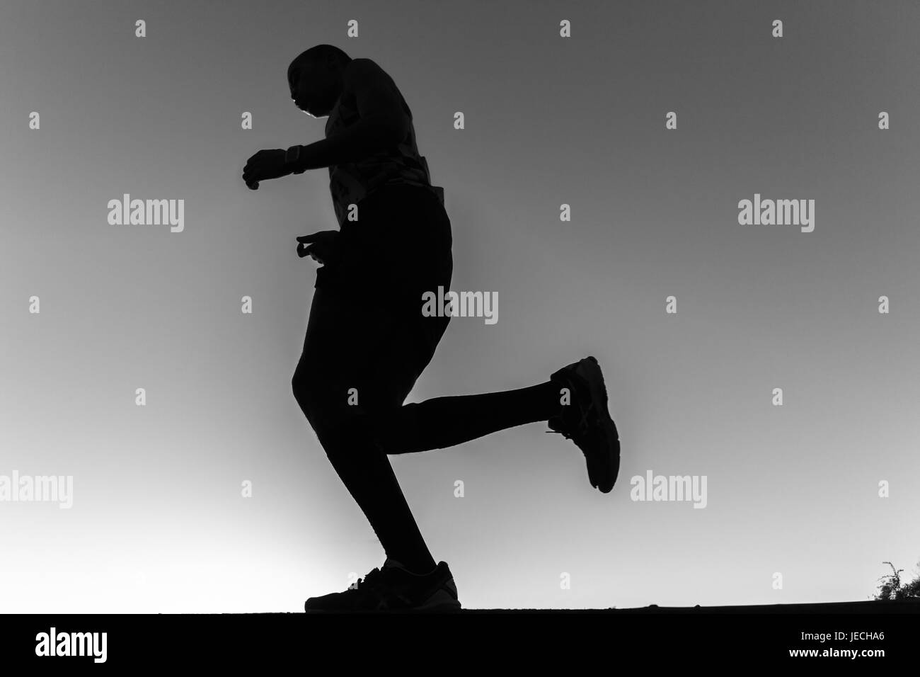 Ultramarathon Läufer Closeup schwarz / weiß Morgendämmerung Stockfoto