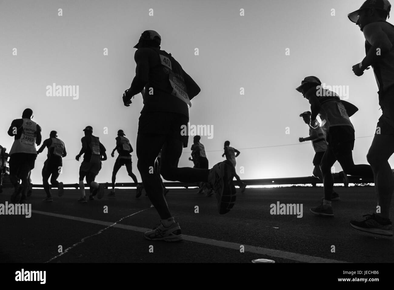 Ultramarathon Läufer Closeup schwarz / weiß Morgendämmerung Stockfoto