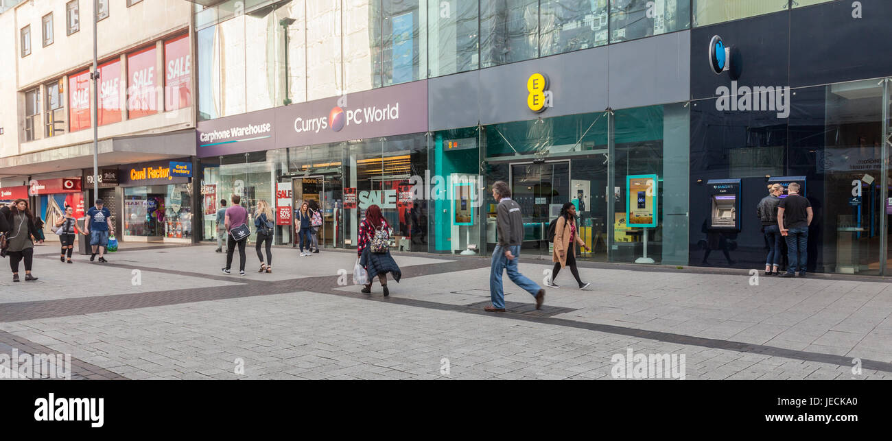 Am frühen Abend in der High Street, Birmingham, England, UK - Fußgänger und Ladenfronten. Stockfoto