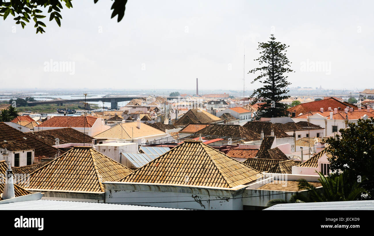 Reisen Sie nach Algarve Portugal - oben Blick auf städtische Häuser in die Stadt Tavira Stockfoto