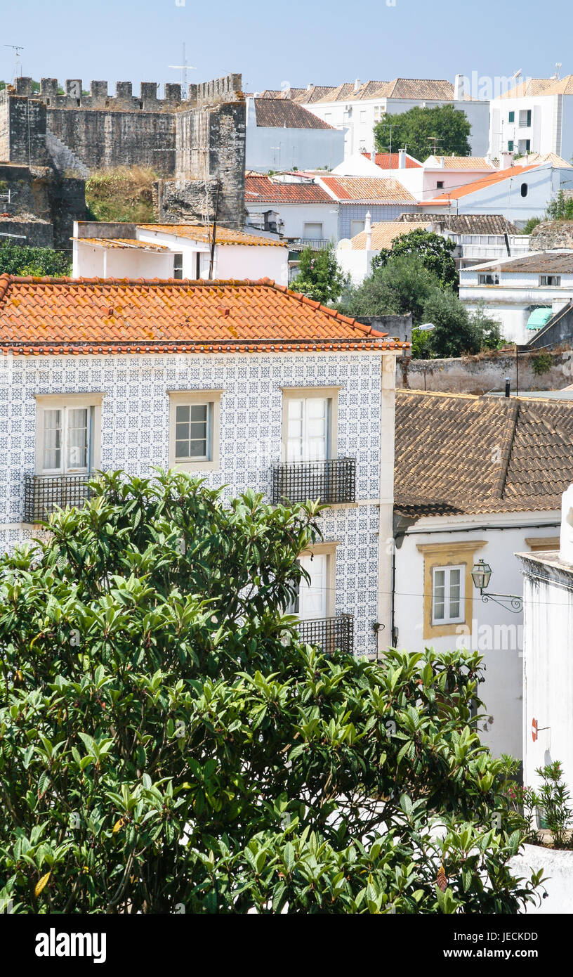 Reisen Sie nach Algarve Portugal - Ansicht der Residenial Häuser und schloss die Stadt Tavira Stockfoto