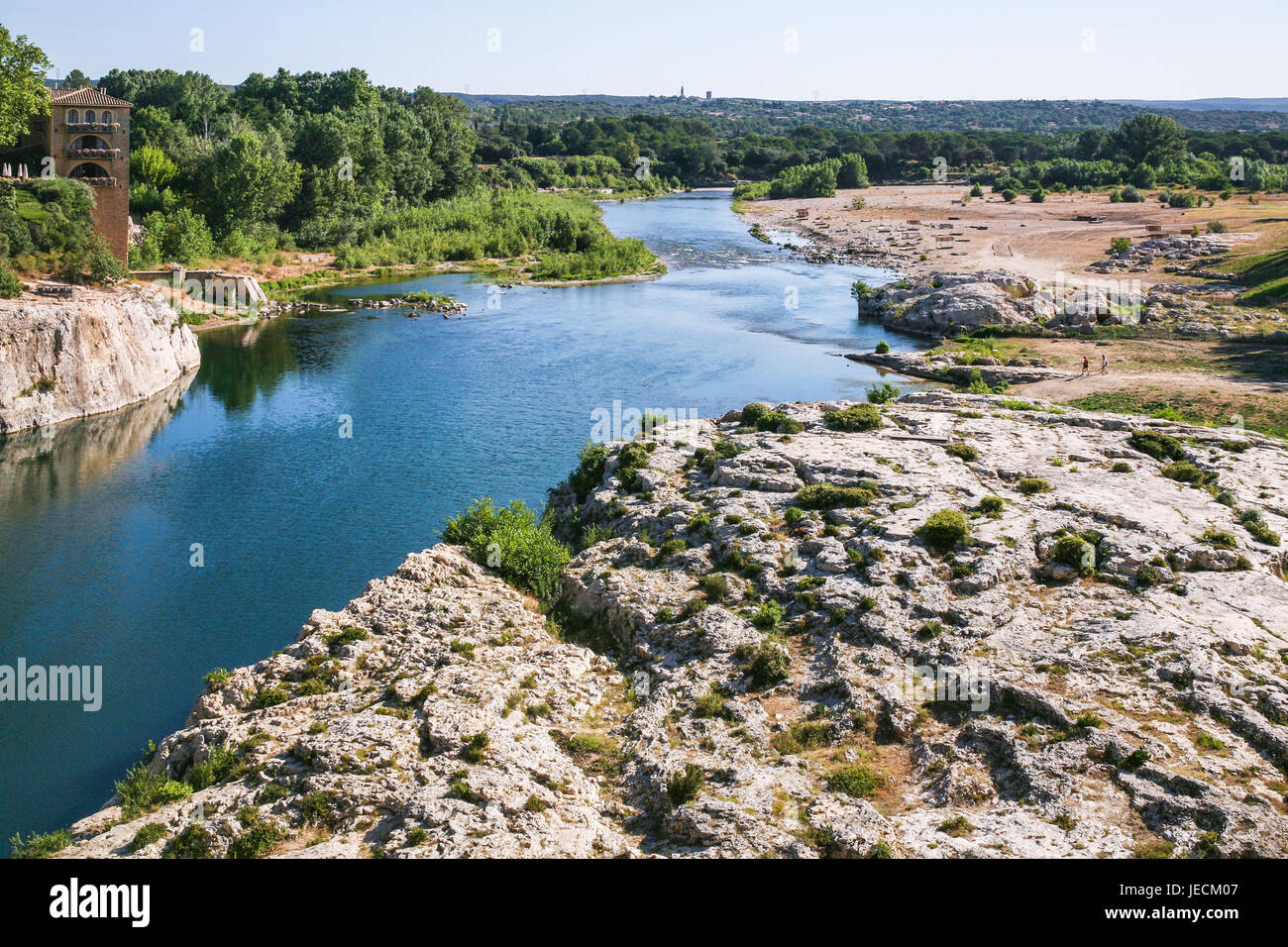 Reisen Sie in die Provence, Frankreich - Stein Ufer des Flusses Gardon in der Nähe von Pont du Gard Stadtnähe Vers-Pont-du-Gard Stockfoto